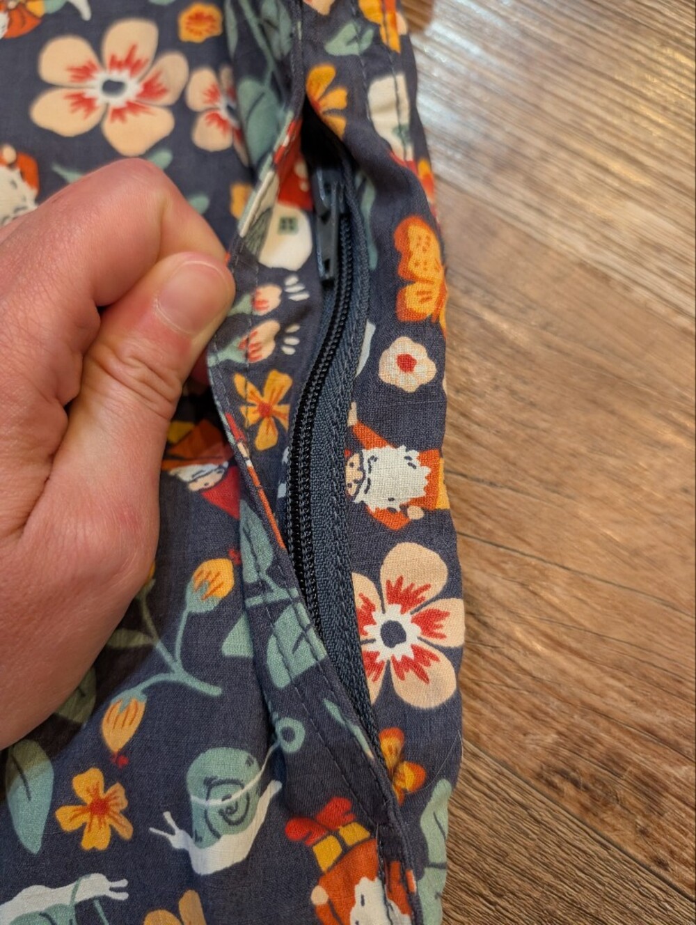 Duluth Heirloom Gardening Short Overalls Knome Mushroom Floral Snail Sz XL - Picture 12 of 16
